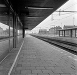 153241 Gezicht op de perrons van het N.S.station Rijswijk te Rijswijk.